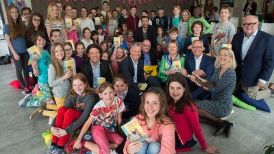 Kinder und Schulministerin Sylvia Löhrmann schauen in die Kamera