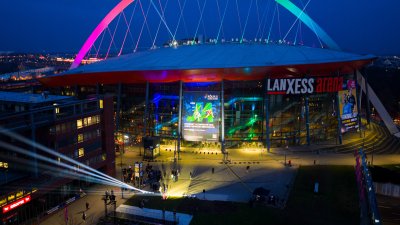 Drohnenaufnahme der Lichtershow run dum die Lanxess Arena