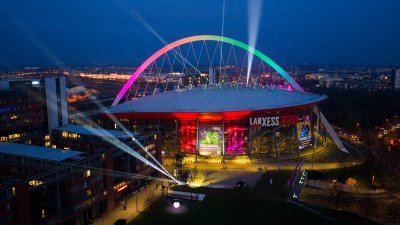 Drohnenaufnahme der Lichtershow run dum die Lanxess Arena
