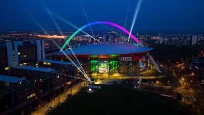 Drohnenaufnahme der Lichtershow run dum die Lanxess Arena