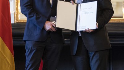 Ministerpräsident Armin Laschet zeichnet 14 Bürgerinnen und Bürger mit dem Landesverdienstorden aus