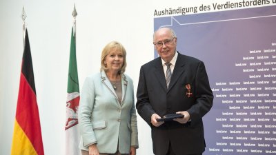 Ministerpräsidentin Hannelore Kraft überreicht Bundesverdienstorden an 16 Bürgerinnen und Bürger aus Nordrhein-Westfalen