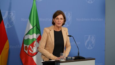 Ministerpräsident Armin Laschet stellt Nordrhein-Westfalen-Plan vor