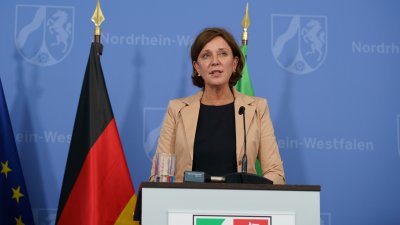 Ministerpräsident Armin Laschet stellt Nordrhein-Westfalen-Plan vor