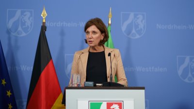 Ministerpräsident Armin Laschet stellt Nordrhein-Westfalen-Plan vor