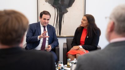 Minister für Europaangelegenheiten Nathanael Liminski und die Generalkonsulin Preeti V. Shah im Gespräch