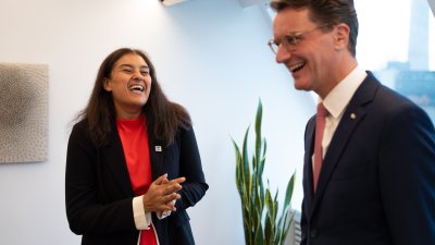 Generalkonsulin Preeti V. Sha und Ministerpräsident Hendrik Wüst unterhalten sich angeregt und lachen dabei