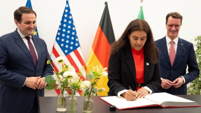 Die Generalkonsulin unterzeichnet das Gästebuch des Landes