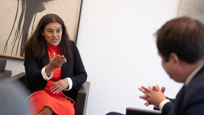 Generalkonsulin Preeti V. Sha und Minister Liminski unterhalten sich .