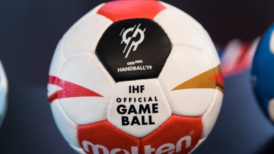 Foto vom WM-Handball im rot-weißem Design, sowie schwarzen und goldenen Elementen darauf.