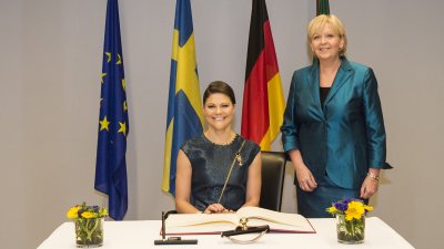 Eintrag des schwedischen Kronprinzessinnenpaares in das Gästebuch der Landesregierung, 28.01.2014