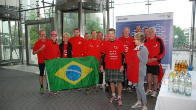 Benefizlauf zugunsten Brasilianischer Straßenkinder macht Station in der Staatskanzlei, 27.05.2014