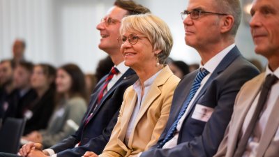 Ministerpräsident Wüst und Schulministerin Feller begrüßen neue Lehramtsanwärterinnen und Lehramtsanwärter