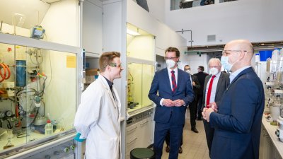 Ministerpräsident Hendrik Wüst und Wissenschaftsministerin Isabel Pfeiffer-Poensgen treffen Prof. Benjamin List