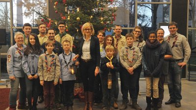 Ministerin Kampmann nimmt Friedenslicht aus Bethlehem in Empfang