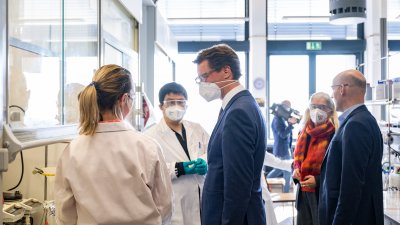 Ministerpräsident Hendrik Wüst und Wissenschaftsministerin Isabel Pfeiffer-Poensgen treffen Prof. Benjamin List