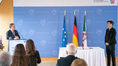 Ministerpräsident Armin Laschet verleiht den Landesverdienstorden an zehn Bürgerinnen und Bürger