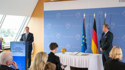Ministerpräsident Armin Laschet verleiht den Landesverdienstorden an zehn Bürgerinnen und Bürger