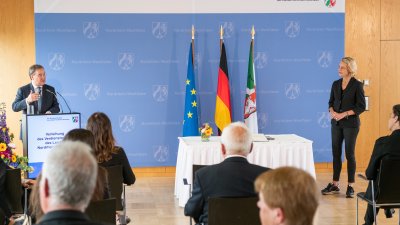 Ministerpräsident Armin Laschet verleiht den Landesverdienstorden an zehn Bürgerinnen und Bürger