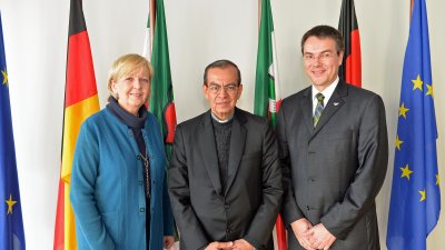 Ministerpräsidentin Hannelore Kraft hat Weihbischof Gregorio Rosa Chavez (Bildmitte) aus San Salvador im Rahmen des Lateinamerika-Hilfswerks von Adveniat getroffen. An dem Gespräch nahm auch der Geschäftsführer von Adveniat, Stephan Jentgens, rechts im Bild, teil