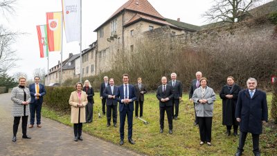 Gruppenfoto vor der Burg
