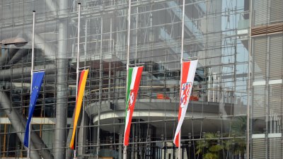 NRW-Flagge auf Trauermast