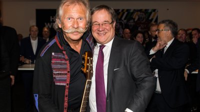 MInisterpräsident Armin Laschet mit Henning Krautmacher, dem Sänger und Frontmann der Kölner Band „Höhner“.