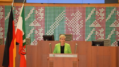 Carina Gödecke hält eine Rede