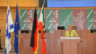 Ministerin Sylvia Löhrmann hält eine Rede