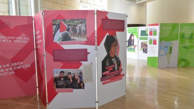 Bunte Informationstafeln im Landtag