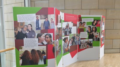 Bunte Informationstafeln im Landtag