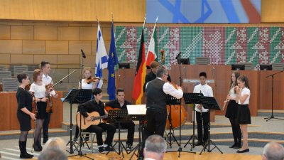 Jugendliche führen ein Musikstück auf