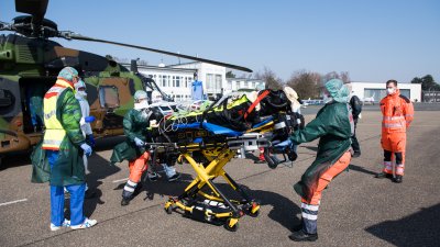 Corona-Patienten aus Frankreich werden nach Nordrhein-Westfalen geflogen