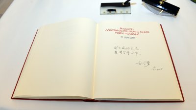 Eintrag des Gouverneurs der chinesischen Partnerprovinz Jiangsu , Li Xueyong, in das Gästebuch der Landesregierung