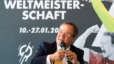 Ministerpräsident Laschet hält eine Rede.
