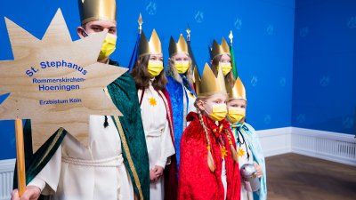 Die Sternsinger stehen auf der Bühne