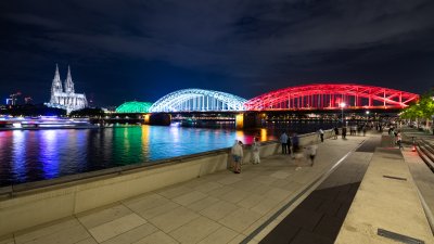 Nordrhein-Westfalen leuchtet: Zum 74. Landesgeburtstag erstrahlen historische Bauwerke in den Landesfarben