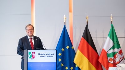 Ministerpräsident Armin Laschet zeichnet 13 Bürgerinnen und Bürger mit dem Verdienstorden des Landes Nordrhein-Westfalen aus