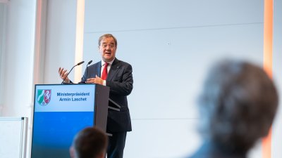 Ministerpräsident Armin Laschet zeichnet 13 Bürgerinnen und Bürger mit dem Verdienstorden des Landes Nordrhein-Westfalen aus