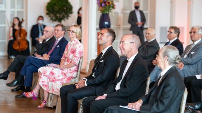 Ministerpräsident Armin Laschet zeichnet 13 Bürgerinnen und Bürger mit dem Verdienstorden des Landes Nordrhein-Westfalen aus