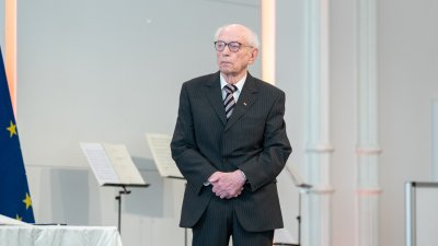 Ministerpräsident Armin Laschet zeichnet 13 Bürgerinnen und Bürger mit dem Verdienstorden des Landes Nordrhein-Westfalen aus