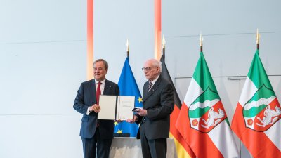 Ministerpräsident Armin Laschet zeichnet 13 Bürgerinnen und Bürger mit dem Verdienstorden des Landes Nordrhein-Westfalen aus