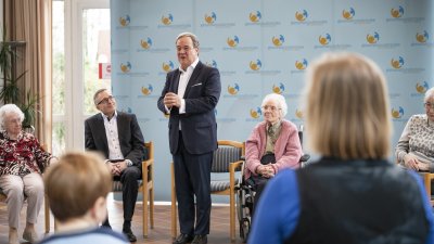 Ministerpräsident Armin Laschet besucht die „Generationsbrücke“ im Marienheim in Aachen