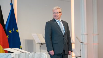 Ministerpräsident Armin Laschet zeichnet 13 Bürgerinnen und Bürger mit dem Verdienstorden des Landes Nordrhein-Westfalen aus