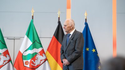 Ministerpräsident Armin Laschet zeichnet 13 Bürgerinnen und Bürger mit dem Verdienstorden des Landes Nordrhein-Westfalen aus