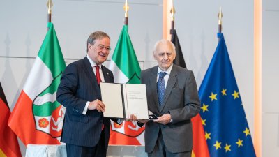 Ministerpräsident Armin Laschet zeichnet 13 Bürgerinnen und Bürger mit dem Verdienstorden des Landes Nordrhein-Westfalen aus