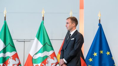 Ministerpräsident Armin Laschet zeichnet 13 Bürgerinnen und Bürger mit dem Verdienstorden des Landes Nordrhein-Westfalen aus