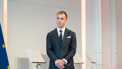 Ministerpräsident Armin Laschet zeichnet 13 Bürgerinnen und Bürger mit dem Verdienstorden des Landes Nordrhein-Westfalen aus