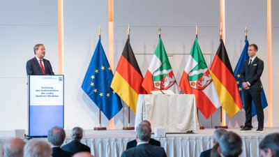 Ministerpräsident Armin Laschet zeichnet 13 Bürgerinnen und Bürger mit dem Verdienstorden des Landes Nordrhein-Westfalen aus