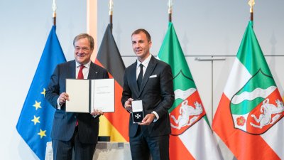 Ministerpräsident Armin Laschet zeichnet 13 Bürgerinnen und Bürger mit dem Verdienstorden des Landes Nordrhein-Westfalen aus